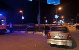 İki otomobil çarpıştı, sürücüler burnu bile...