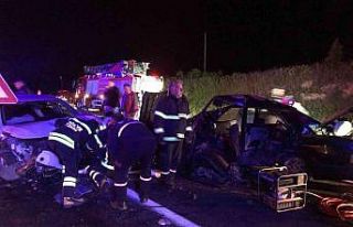 İki otomobil kafa kafaya çarpıştı: Feci kazada...