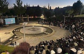 İlk defa gerçekleşen açık hava sinemasına öğrenciler...