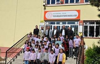İlkokul öğrencileri meslek lisesi öğrencilerinin...