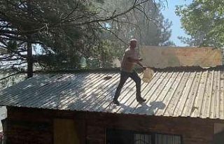 İnekleriyle belediyeyi basmıştı...Şimdi de benzin...