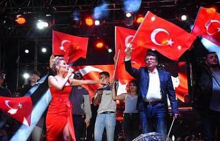 İrem Derici Edremit’te sahne aldı