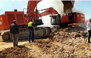 İş makinesi alev alev yandı, yardıma kepçe operatörleri...