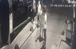 İstanbul’da kapkaç şoku kamerada: Fotoğraf gösterirken...