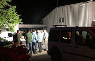 İşyerine silahlar patladı 1’i ağır iki kişi...