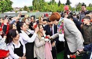 İYİ Parti Genel Başkanı Akşener vatandaşlarla...