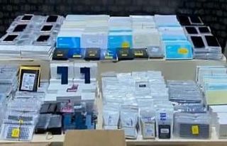 İzmir polisinden gümrük kaçağı cep telefonu...
