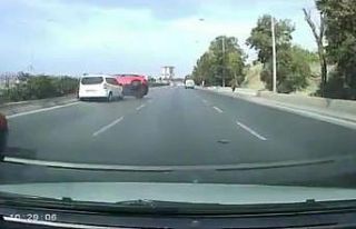 İzmir’de aracın çarptığı otomobil takla attı,...