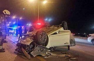 İzmir’de kontrolden çıkan otomobil refüje çarpıp...