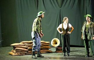 İzmirli öğrenciler, iki tiyatro oyununu sahneledi