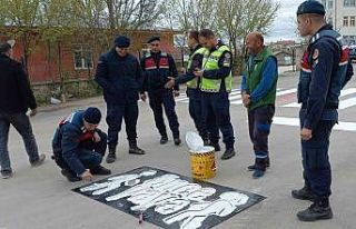 Jandarma ekipleri ve çocuklar yaya geçidini yeniledi