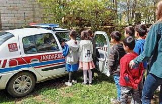 Jandarma ekiplerinden köy okulu öğrencilerine trafik...