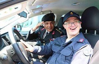 Jandarma, engelli gençlere bir günlük askerlik...