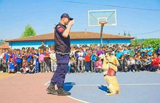 Jandarma öğrencilere eğitim verdi, onlarla fidan...