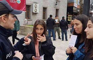 Kadın polisler kadına şiddete dikkat çekmek için...