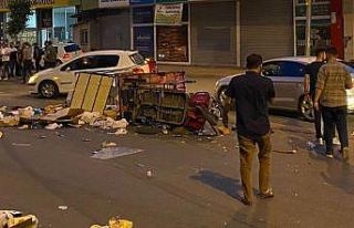 Kağıt toplama aracı ile otomobil çarpıştı:...