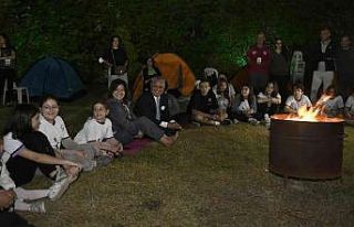 Kamp ateşi etrafında buluştular