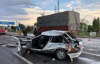 Kamyon otomobile çarptı: 2 yaralı