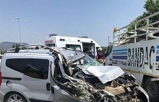 Kamyona arkadan çarpan ticari araç hurdaya döndü,...