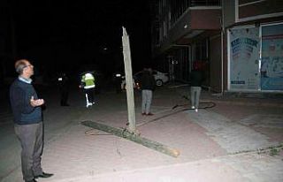 Kamyonla iş makinesi taşırken mahalleyi internetsiz...