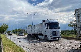 Karayolunu su bastı, sürücüler zor anlar yaşadı