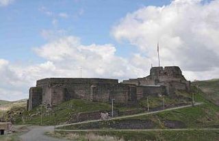 Kars Kalesi’nin girişindeki istinat duvar yıkıldı