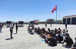 Kars’a getirilen düzensiz göçmenlerin işlemleri...