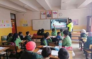 Kars’ta öğrencilere trafik kuralları anlatıldı