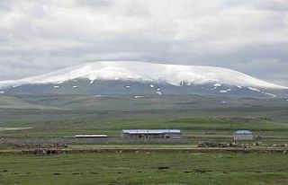Kars’ta yüksek kesimlere kar yağdı