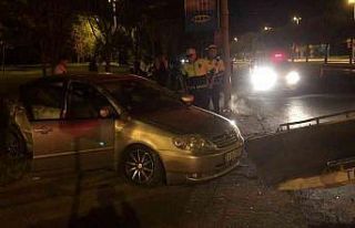 Kartal’da aydınlatma direğine çarpan otomobil...