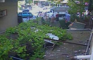 Kartal’da dükkan sahibi içeride kahvaltı hazırlarken...