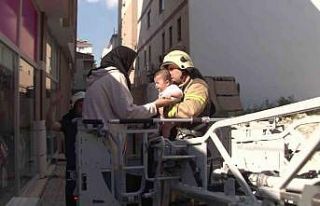 Kartal’da yangın paniği: Mahsur kalan anne ve...