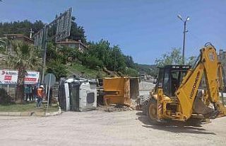 Kastamonu’da taş yüklü kamyon devrildi: 1 yaralı