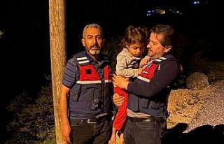 Kaybolan küçük kız, evinin uzağında duvar kenarında...