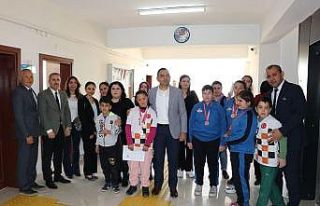 Kaymakam Adem Çelik özel sporcuları ödüllendirdi