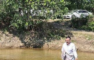 Kaymakam çizmeleri giydi, tarlada çeltik ekti