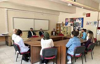 Kaymakam Kurt’tan öğrencilere kitap desteği