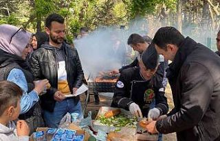 Kaymakam mangalın başına geçti, pişirdiklerini...