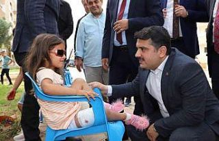 Kaymakam Tunç, köpek saldırısına uğrayan çocukla...