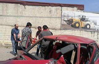 Kaza sonrası otomobilinde sıkışan sürücü yaralandı