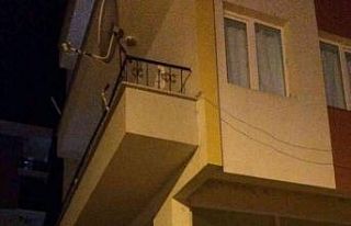 Kendini asan gence yoldan geçen polisler ve sağlıkçı...