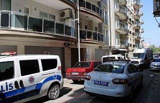 Kendisini almaya gelen polislere, bıçakla direndi