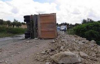 Kilis’te hafriyat kamyonu devrildi yol trafiğe...