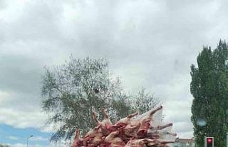 Kilolarca et kamyonet kasasında hiç bir önlem alınmadan...