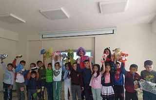 Kırsal mahalle okullarındaki öğrencilerle oyuncaklarını...
