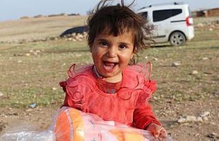 Kırsaldaki göçer çocukların oyuncak sevinci