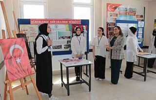 Kız İmam Hatip Lisesi öğrencileri projelerini...