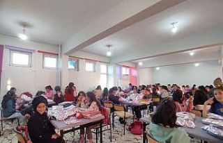 Kızılay Kadın Kolları, kız çocuklarının elinden...