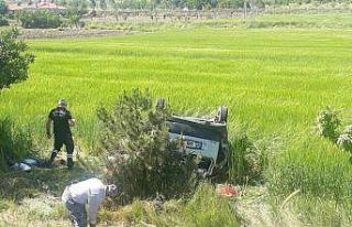 Kontrolden çıkan hafif ticari araç tarlaya uçtu:...