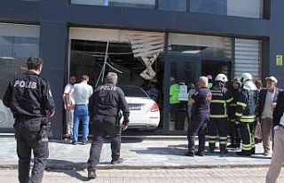 Kontrolden çıkan lüks otomobil, vergi dairesine...